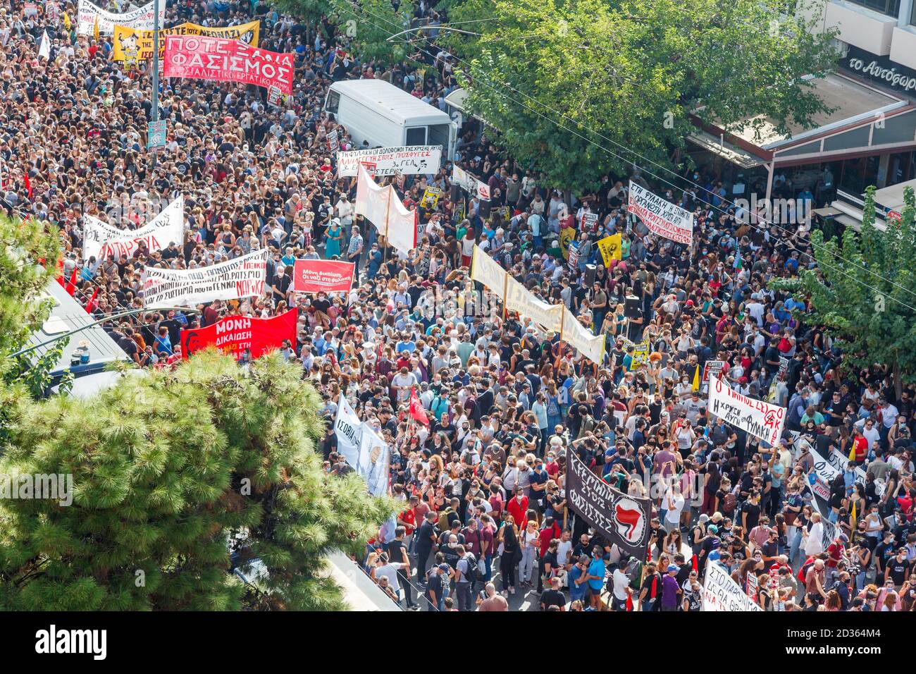 Migliaia di persone protestano ad Atene, in Grecia, in attesa del verdetto del "processo all'alba d'oro", il più importante processo in 50 anni Foto Stock
