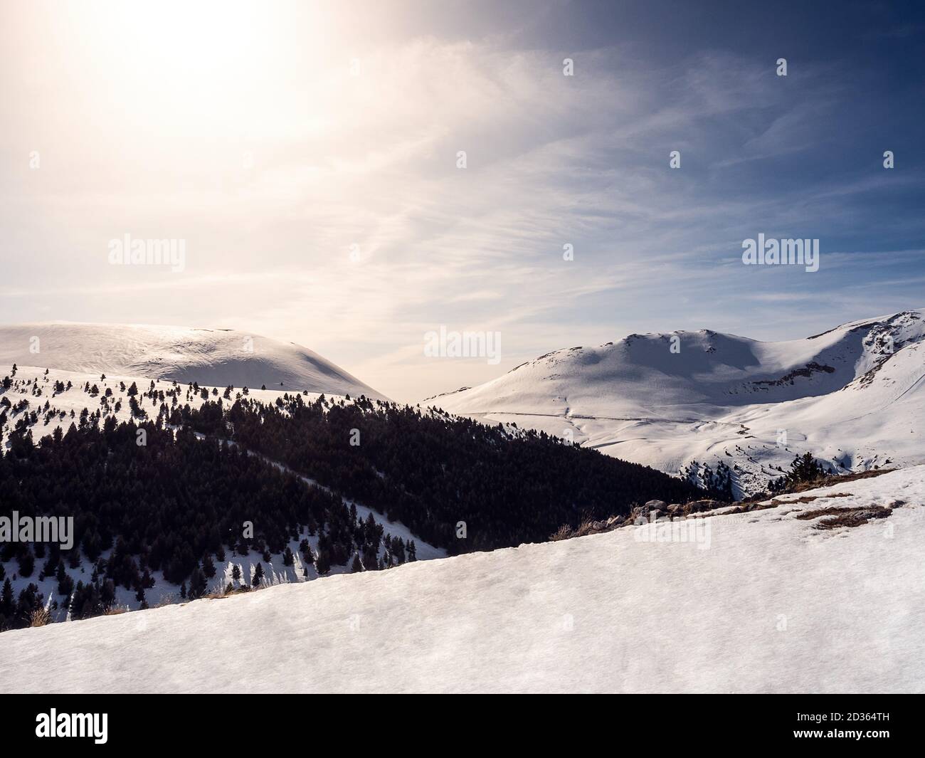 paesaggio montano innevato al tramonto, concetto di sport invernali in natura Foto Stock