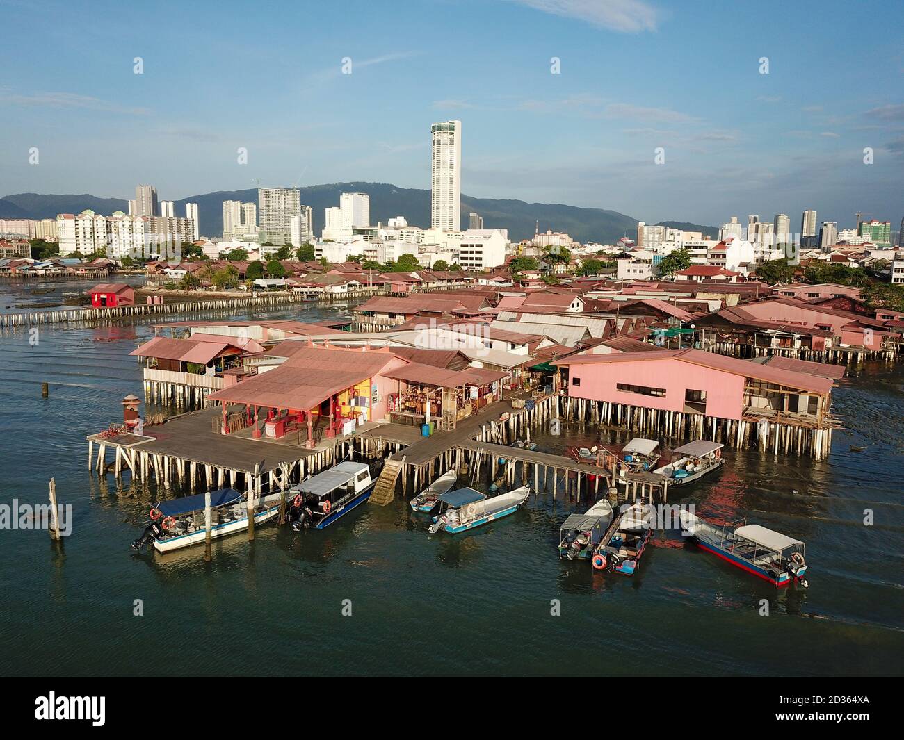 Georgetown, Penang/Malaysia - Febbraio 28 2020: Le barche con vista aerea si ancorano vicino al ponte di legno dei tradizionali insediamenti clan cinesi. Foto Stock