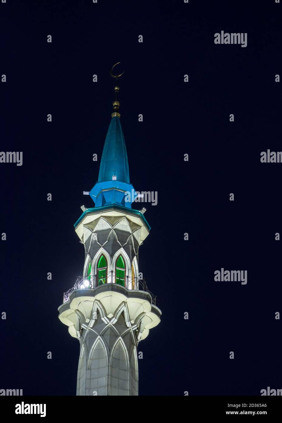Minareto moschea con illuminazione notturna da vicino Foto Stock