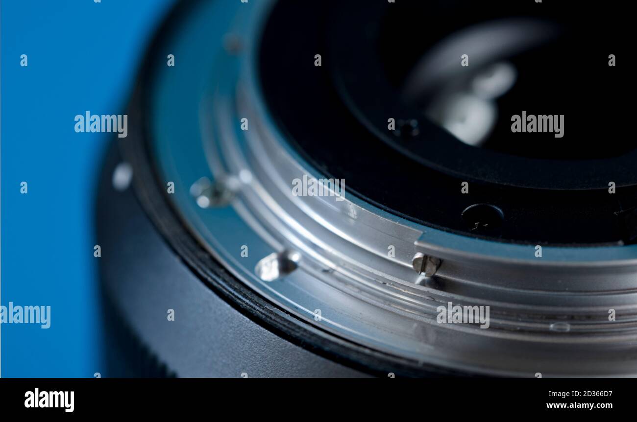 obiettivo fotografico, a baionetta fotografica, fotocamera su sfondo blu. Forme arrotondate Foto Stock