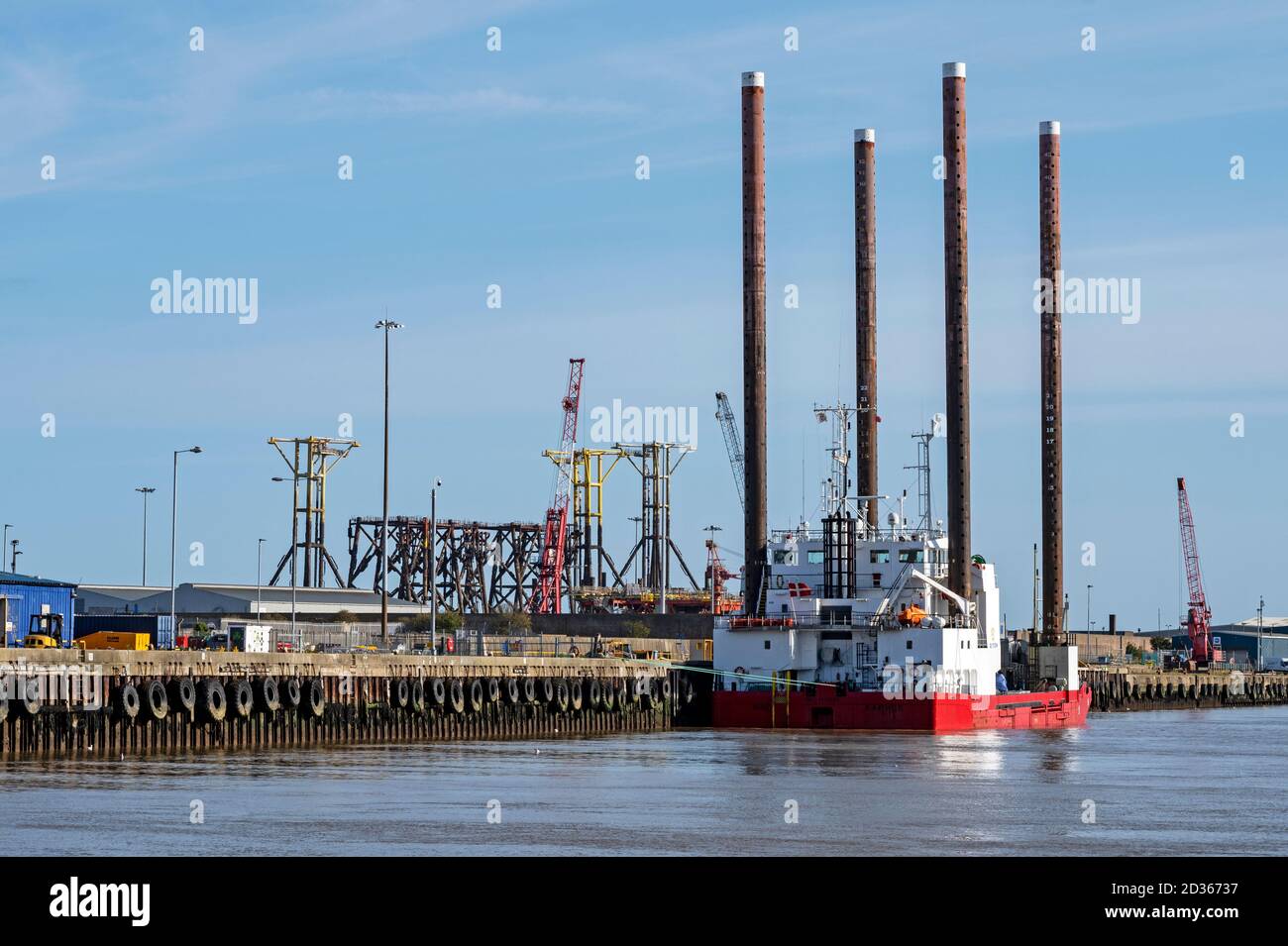 Ziton Wind una nave di installazione di turbine eoliche con sollevatore idraulico capacità Foto Stock