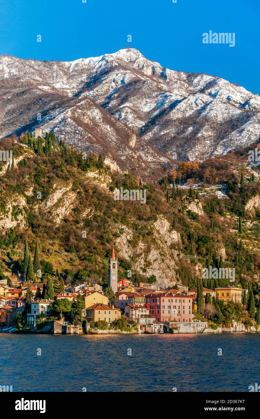 Vista invernale di Varenna, Lago di Como, Lombardia, Italia Foto Stock