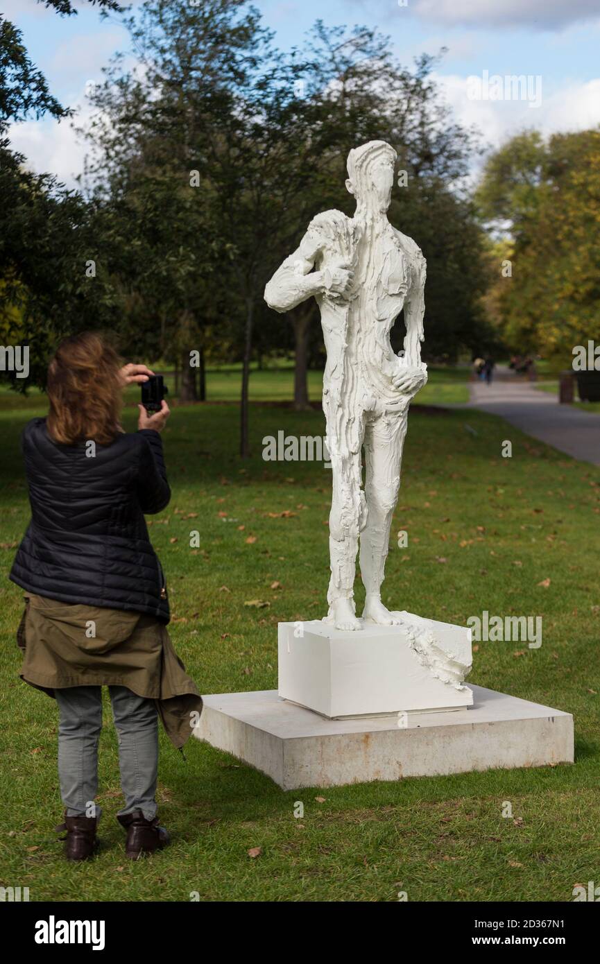 Londra, Regno Unito. 7 ottobre 2020. A woman views 'Untitled 1 (Bodybuilders)', 2015, di David Altmejd a Frieze Sculpture, una mostra annuale di opere all'aperto di artisti internazionali nel Regent's Park. I lavori sono esposti al pubblico fino al 18 ottobre. Credit: Stephen Chung / Alamy Live News Foto Stock