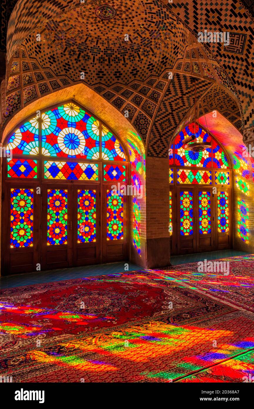 Moschea Nasir-ol-Mok o Moschea Rosa, motivi di luce da vetrate colorate che illuminano iwan, Shiraz, Provincia Fars, Iran, Asia Foto Stock