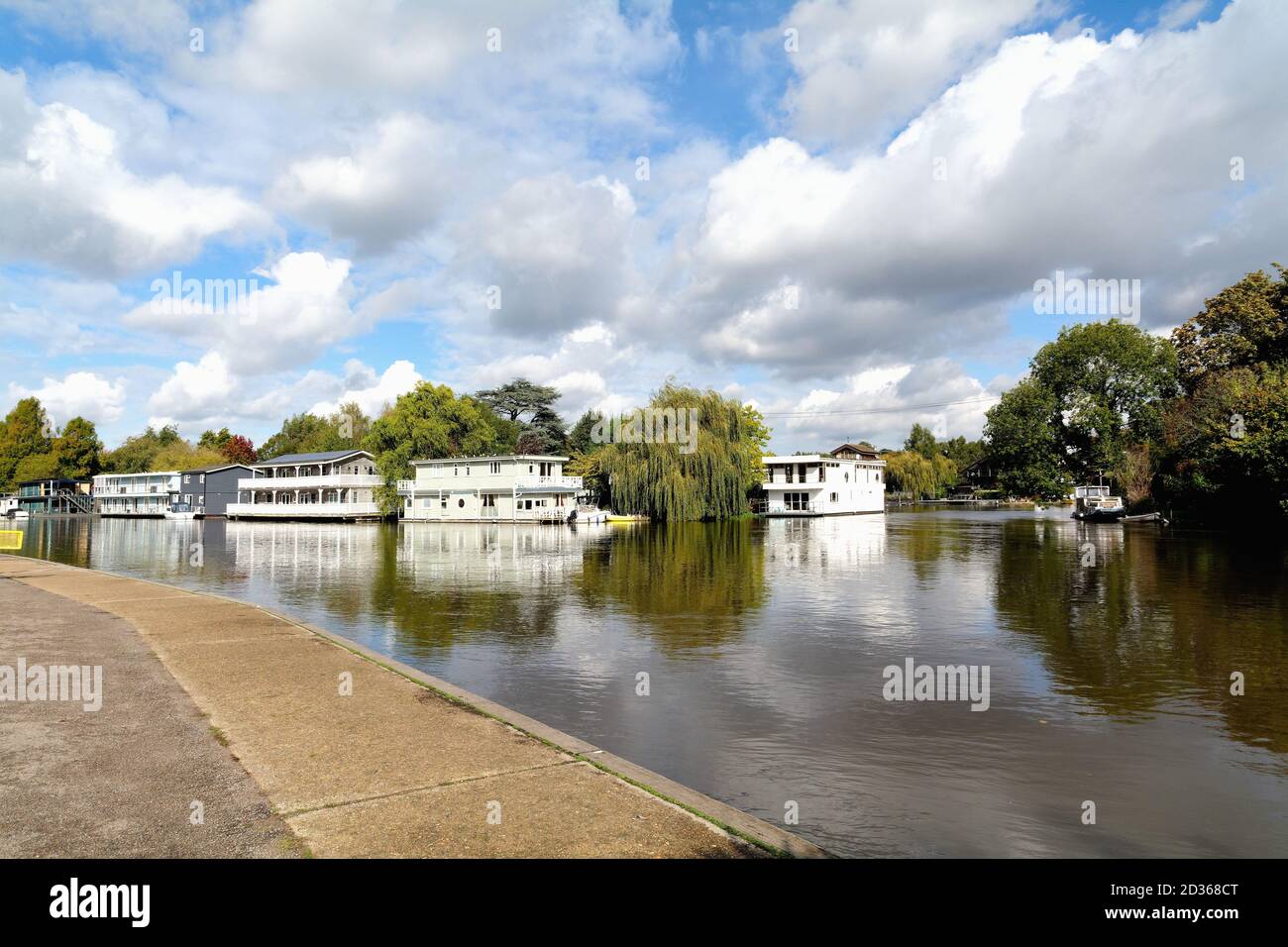 Grandi case galleggianti sull'isola di Taggs con il Tamigi in primo piano, vista dal lungofiume di Molesey Surrey England UK Foto Stock