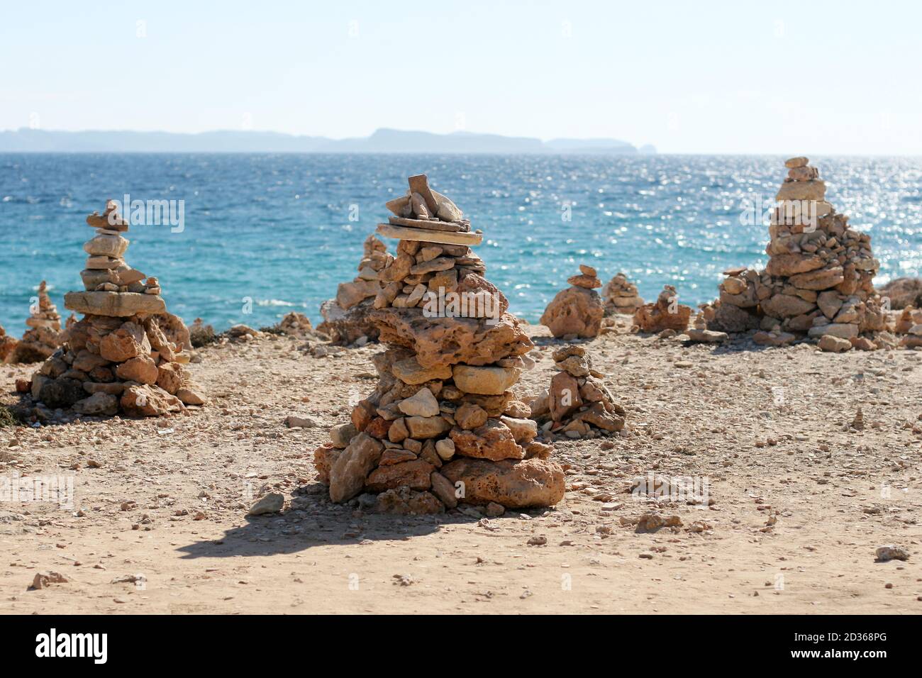 Spiaggia spagnola con piramidi di pietra. Isola di Maiorca Foto Stock