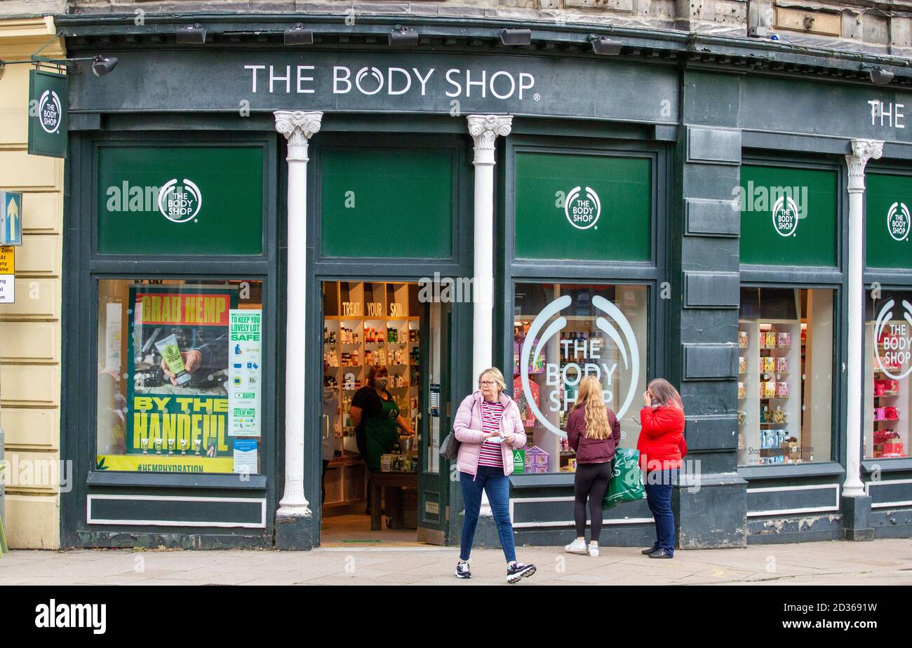 Dundee, Tayside, Scozia, Regno Unito. 7 Ott 2020. Tempo in Gran Bretagna: Giorno caldo e soleggiato con una leggera brezza attraverso la Scozia Nord-Est, temperature massime 15°C. Gli amanti dello shopping fuori dai negozi di alta strada accanto alle indicazioni "Stay Safe" del Dundee City Council in vista nel centro della città durante il Covid-19 Lockdown. Credit: Dundee Photographics/Alamy Live News Foto Stock