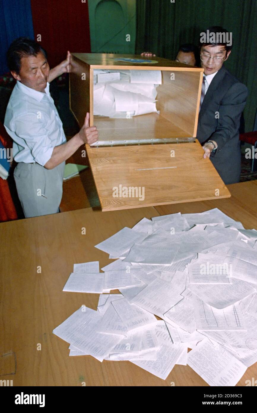 I funzionari delle elezioni mongolo scaricano i voti su un tavolo per contare dopo le prime elezioni democratiche multipartitiche nell'ex nazione comunista 30 luglio 1990 a Ulaanbaatar, Mongolia. Le elezioni sono il risultato di una rivoluzione democratica pacifica che ha rovesciato il governo comunista autoritario. Foto Stock