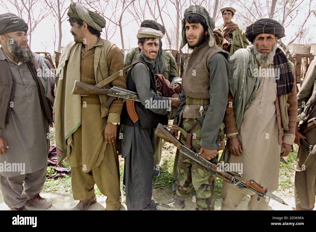 I combattenti della guerriglia dei mujahideen afghani si preparano a partire in una pattuglia contro le forze dell'esercito sovietico durante la guerra civile afgana il 11 maggio 1989 nella Valle del Paghman, Afghanistan. Foto Stock