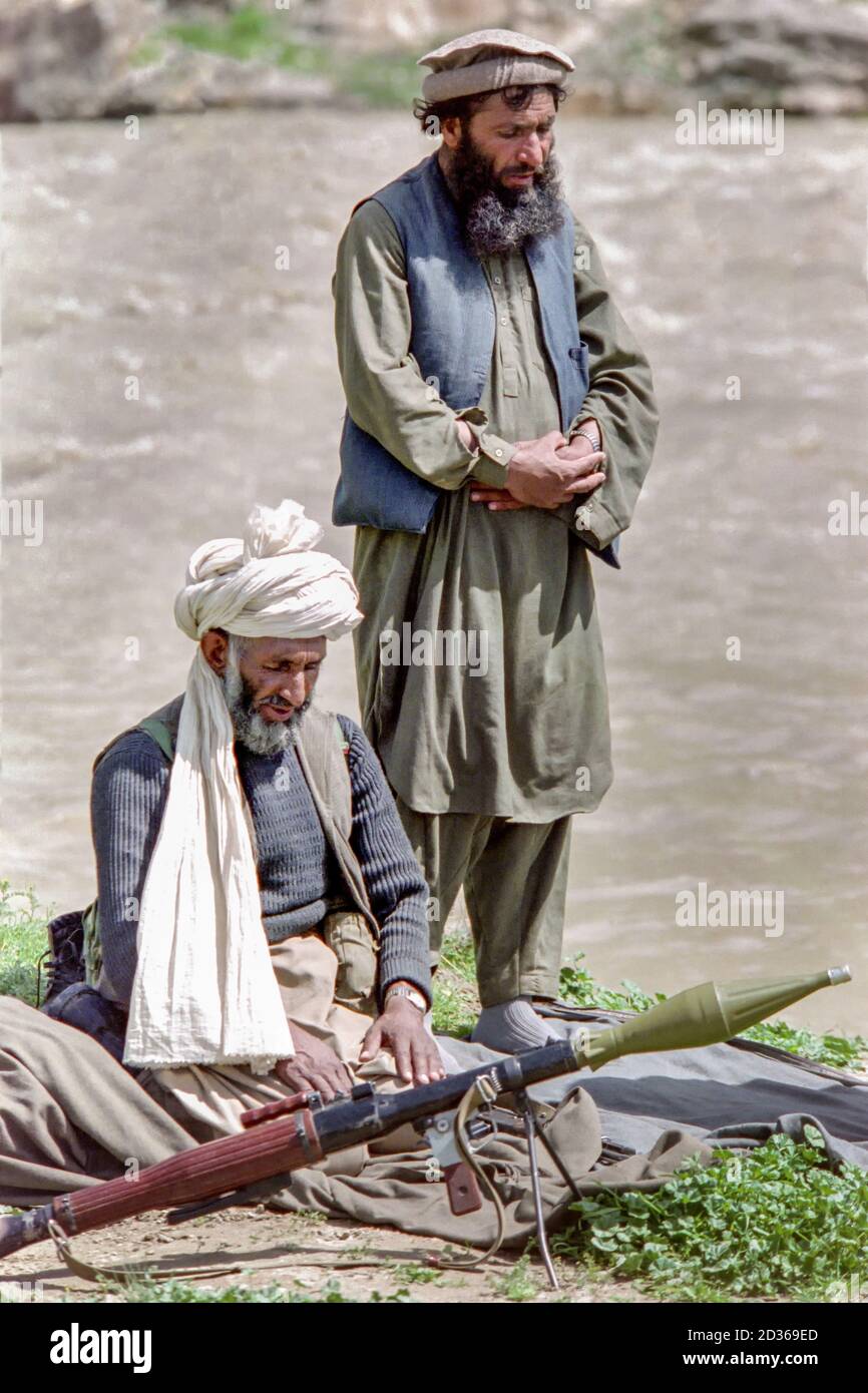Combattenti guerriglieri dei mujahideen afghani durante le preghiere pomeridiane presso una base ribelle durante la guerra civile afgana 11 maggio 1989 nella Valle di Paghman, Afghanistan. Foto Stock