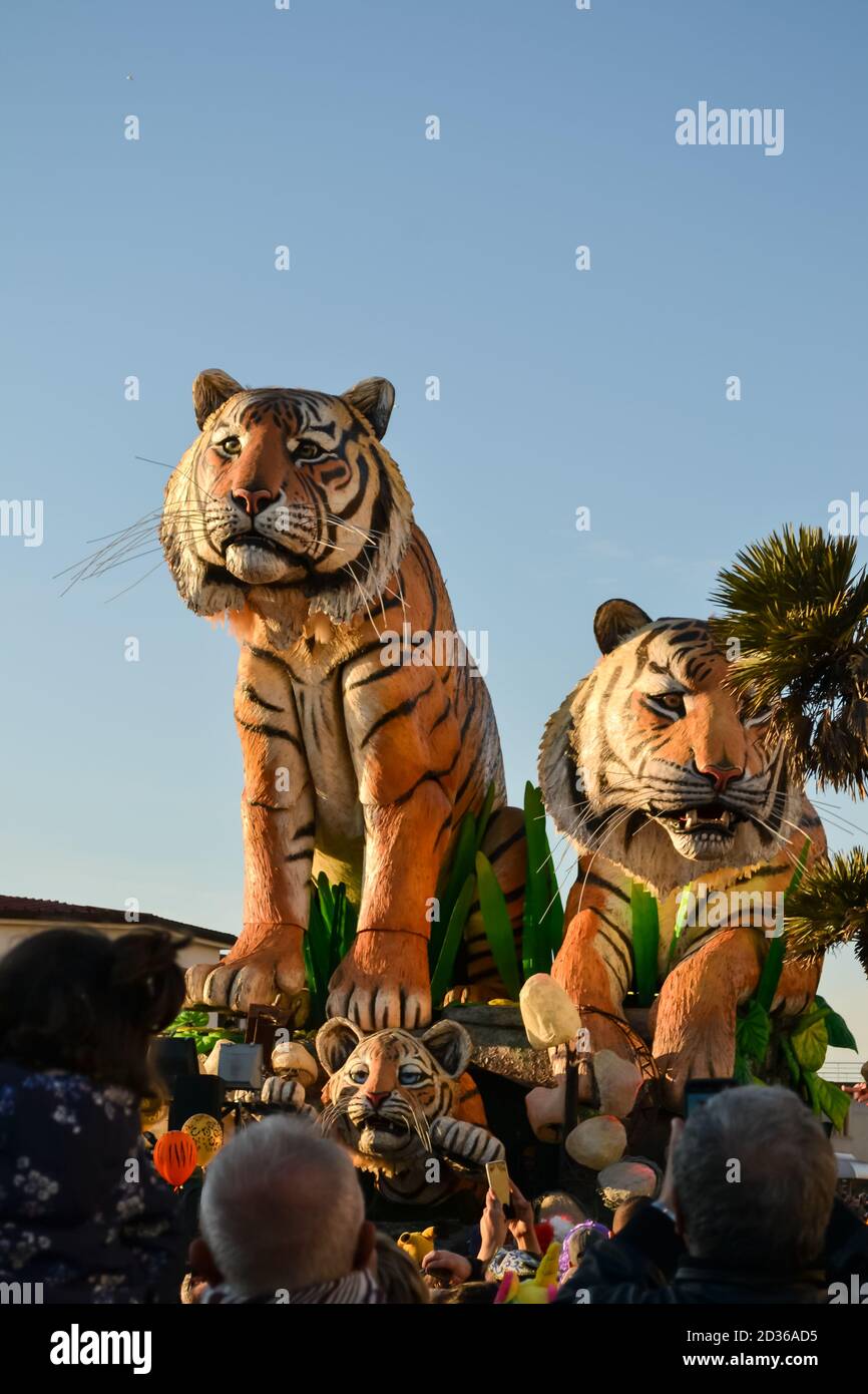 Viareggio, sfilata di carri allegorici del più famoso carnevale italiano. Foto Stock