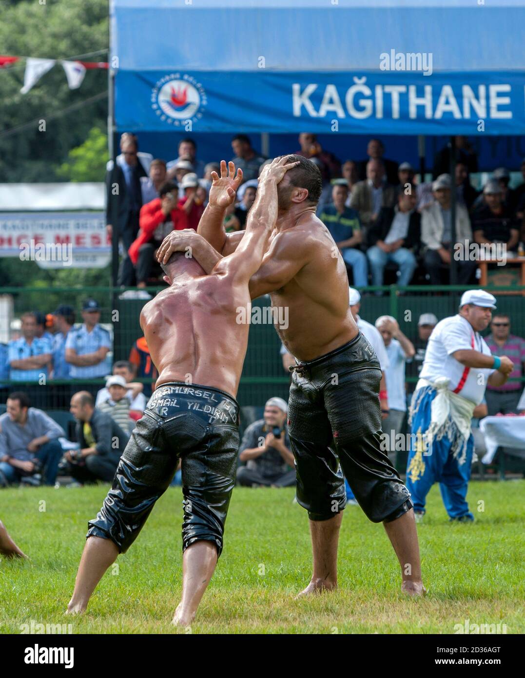 I lottatori di pesi massimi lottano per la vittoria al Kagithane Turkish Oil Wrestling Festival di Istanbul in Turchia. Foto Stock
