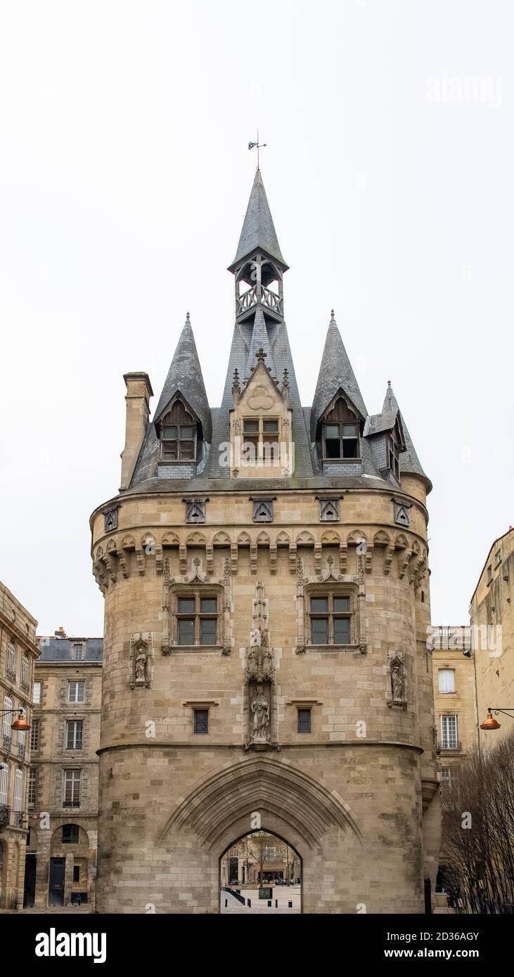 Bordeaux in Francia, la porta Cailhau nel centro, strada tipica e monumento Foto Stock