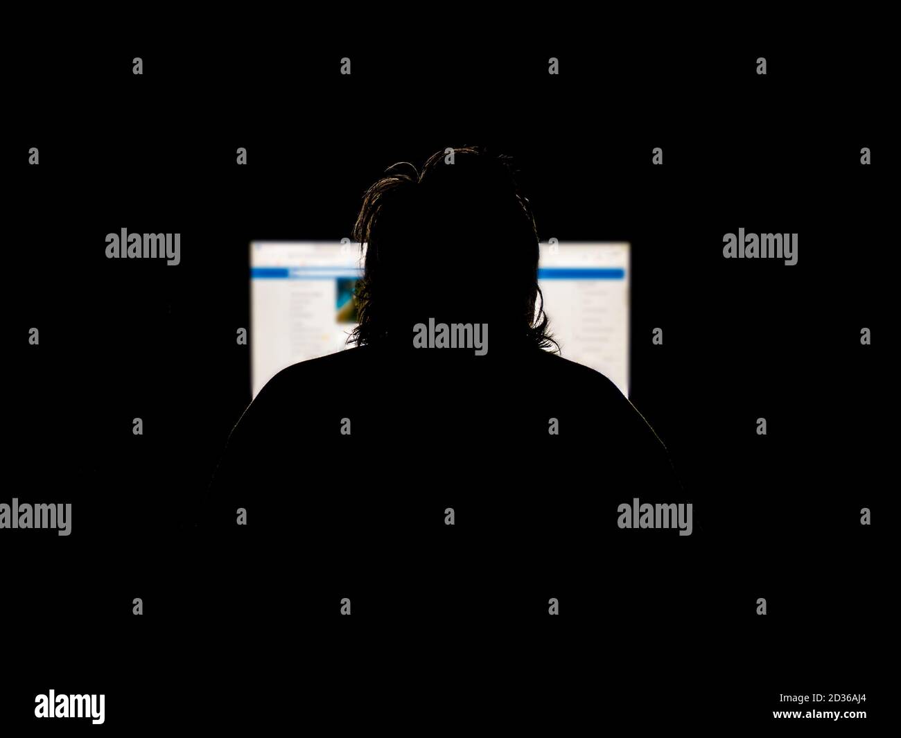 Il profilo della persona davanti al monitor di notte Foto Stock