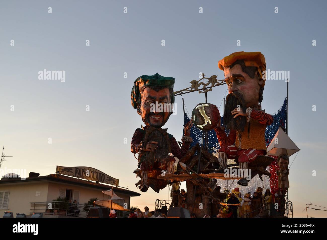 Viareggio, sfilata di carri allegorici del più famoso carnevale italiano. Foto Stock