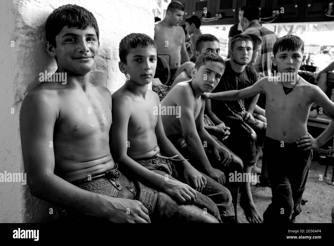 I giovani lottatori aspettano di gareggiare al Kirkpinar Turkish Oil Wrestling Festival a Edirne in Turchia. Foto Stock