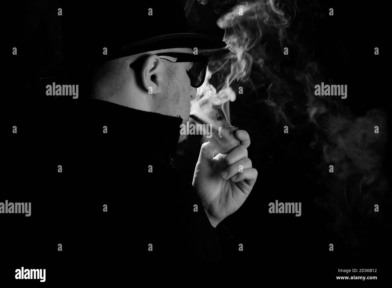 fumo di pipe scuro - autoritratti Foto Stock