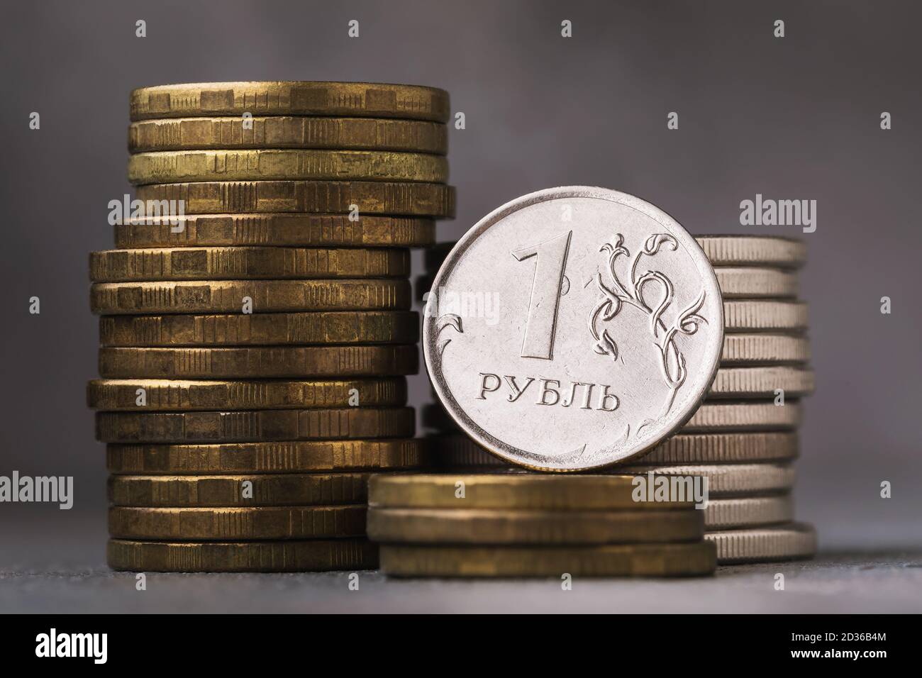 Un rublo russo sullo sfondo di monete primo piano Foto Stock
