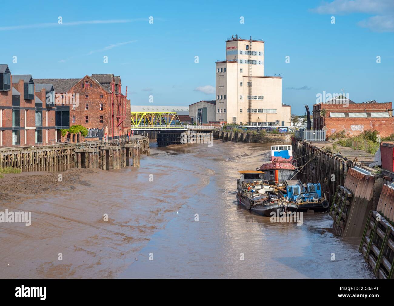 Inghilterra, Humberside, Hull, 29/09/2020 - Fiume Hull vecchia nave da carico ormeggiata su fango a bassa marea. Foto Stock