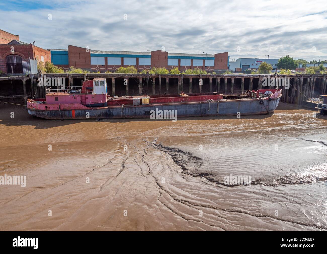 Inghilterra, Humberside, Hull, 29/09/2020 - Fiume Hull vecchia nave da carico ormeggiata su fango a bassa marea. Foto Stock