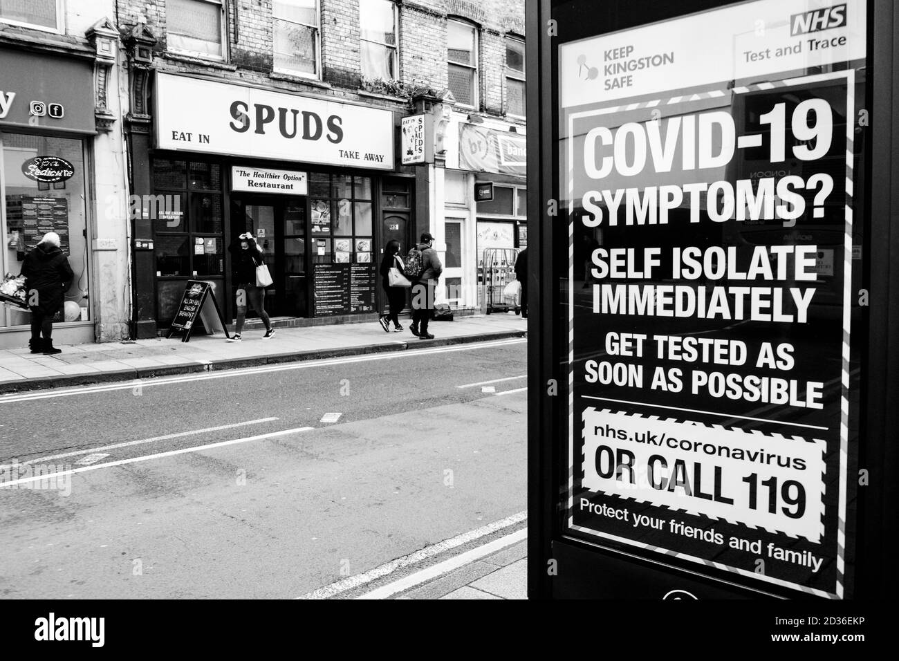 Londra UK Ottobre 06 2020, NHS COVID-19 Public Health Sign Raising Awareness to the Coronavirus Pandemic and Test and Trace Foto Stock