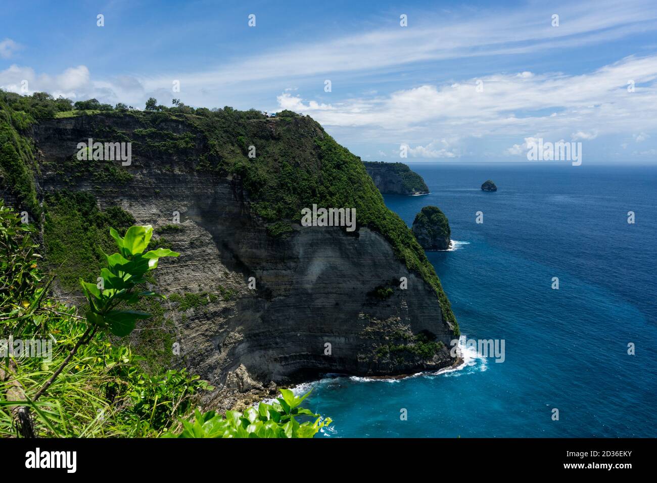 La spiaggia di Atuh è una spiaggia famosa a nusa penida, ma è difficile arrivarci, alcuni la chiamano spiaggia nascosta a nusa penida, bali Foto Stock