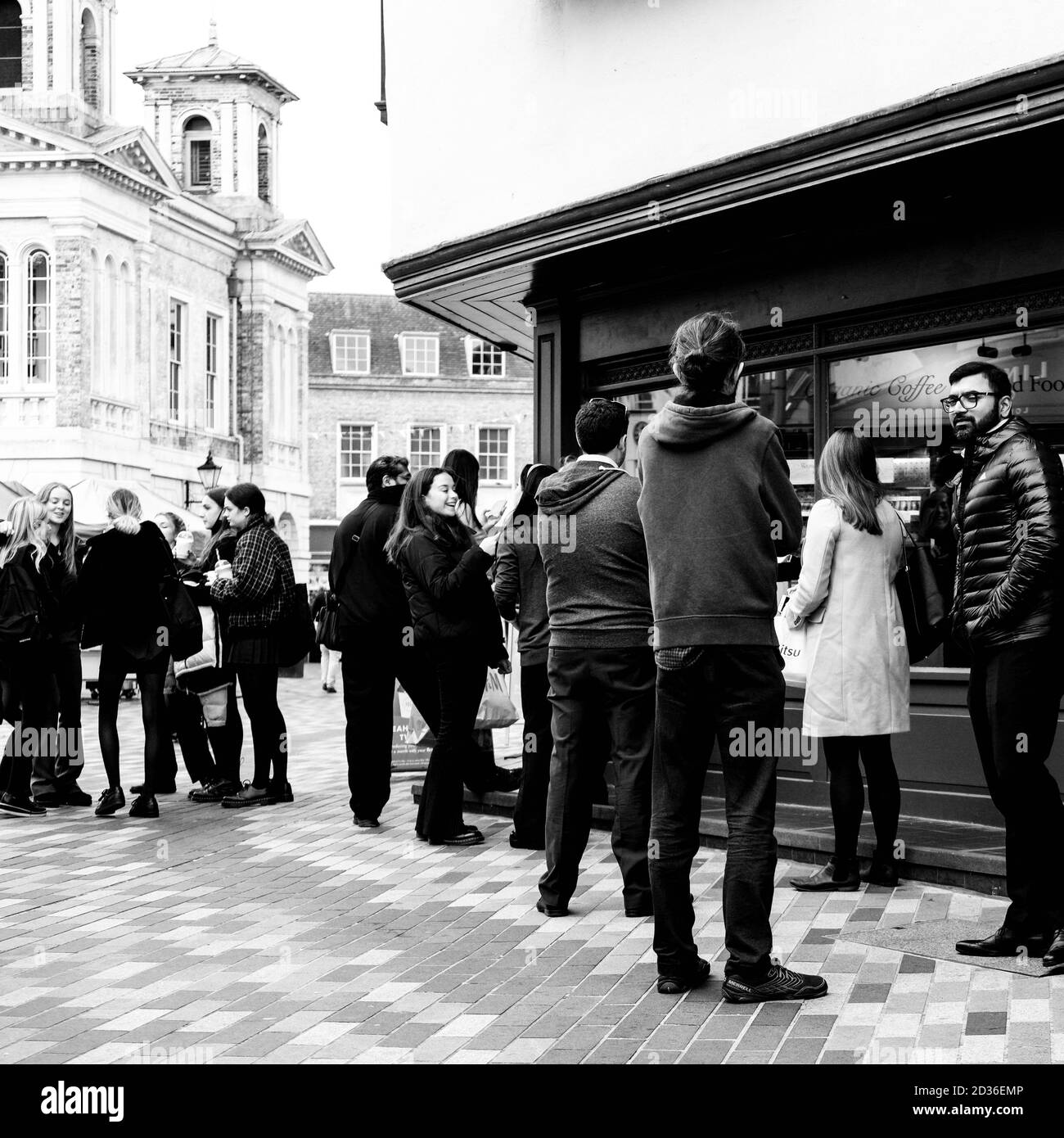 Londra UK, ottobre 06 2020, clienti che si accodano fuori DA UNA filiale di High Street di Pret A Manger Coffee Shop Foto Stock