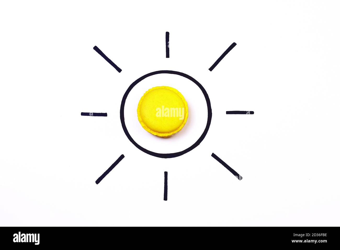 Sun. Concetto creativo di illustrazione di Sun. Dolce sole macaroon. Disegno a mano sole con amaretto giallo su sfondo bianco. Concetto estivo. Foto Stock