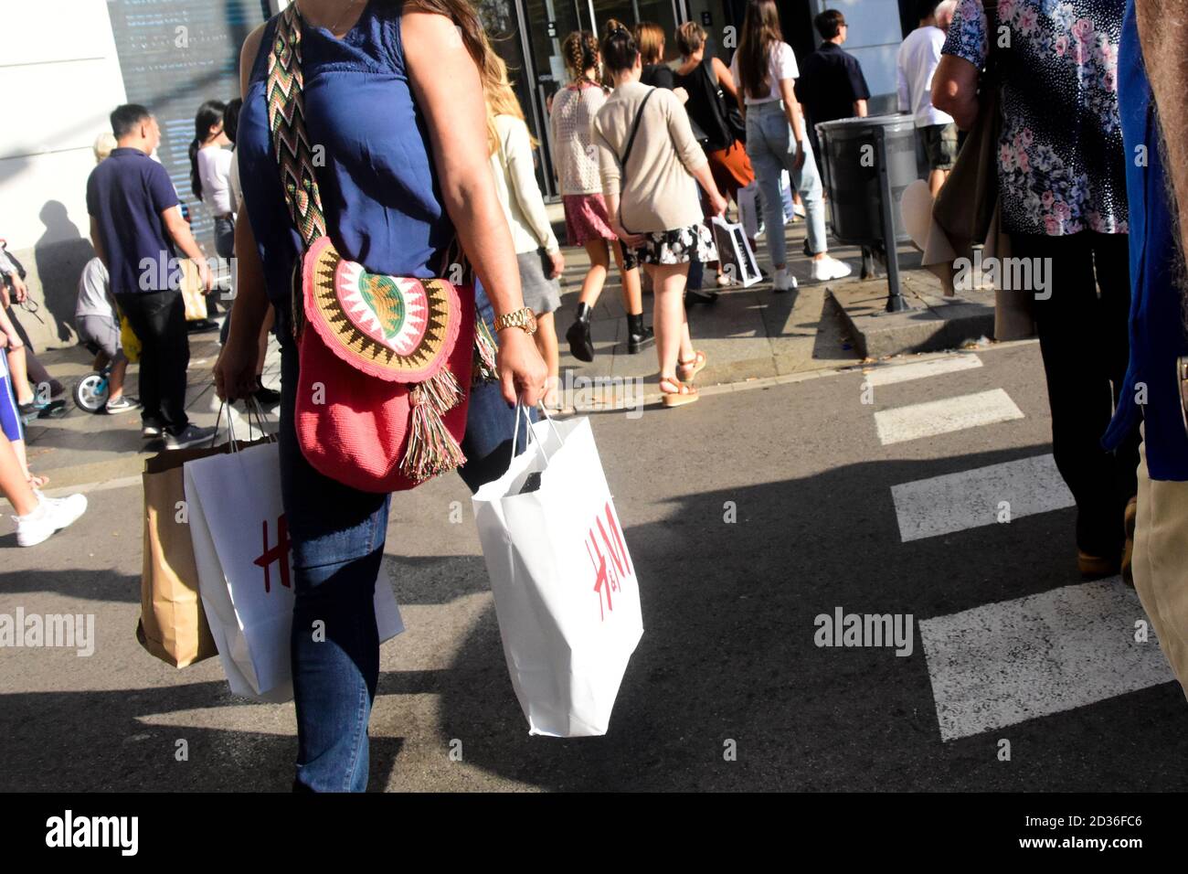 Dettaglio di una donna con borse. Foto Stock