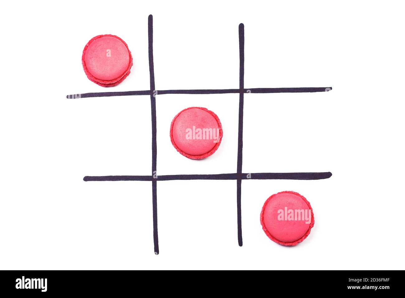 TIC-tac-TOE. Macaroni rosa e celle nere disegnate a mano. Concetto di gioco logico. Foto Stock