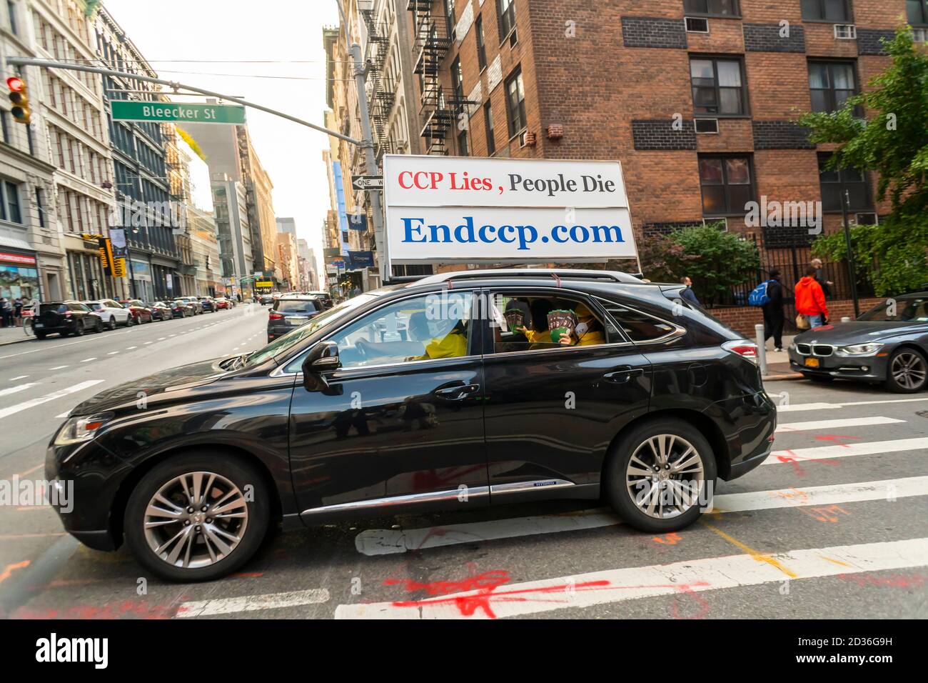 I membri di Falun Dafa (Falun Gong) tengono una sfilata di automobili socialmente distanti attraverso le strade di Soho a New York che protestano il Partito Comunista Cinese, domenica 4 ottobre 2020. I praticanti di Falun Dafa affermano di essere perseguitati dal governo cinese per le loro convinzioni spirituali. (© Richard B. Levine) Foto Stock