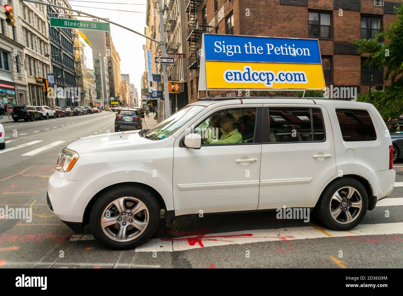 I membri di Falun Dafa (Falun Gong) tengono una sfilata di automobili socialmente distanti attraverso le strade di Soho a New York che protestano il Partito Comunista Cinese, domenica 4 ottobre 2020. I praticanti di Falun Dafa affermano di essere perseguitati dal governo cinese per le loro convinzioni spirituali. (© Richard B. Levine) Foto Stock