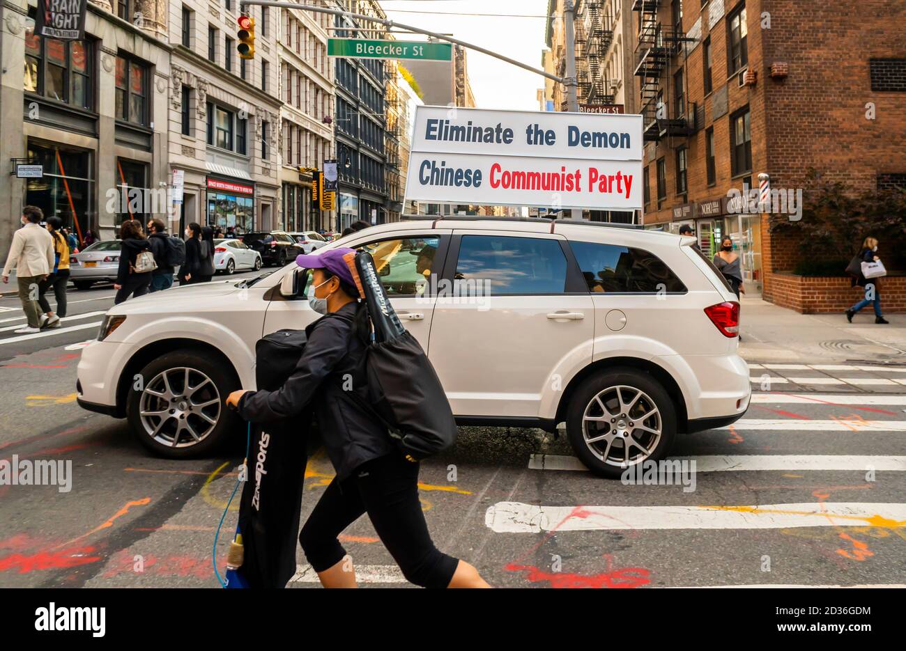 I membri di Falun Dafa (Falun Gong) tengono una sfilata di automobili socialmente distanti attraverso le strade di Soho a New York che protestano il Partito Comunista Cinese, domenica 4 ottobre 2020. I praticanti di Falun Dafa affermano di essere perseguitati dal governo cinese per le loro convinzioni spirituali. (© Richard B. Levine) Foto Stock