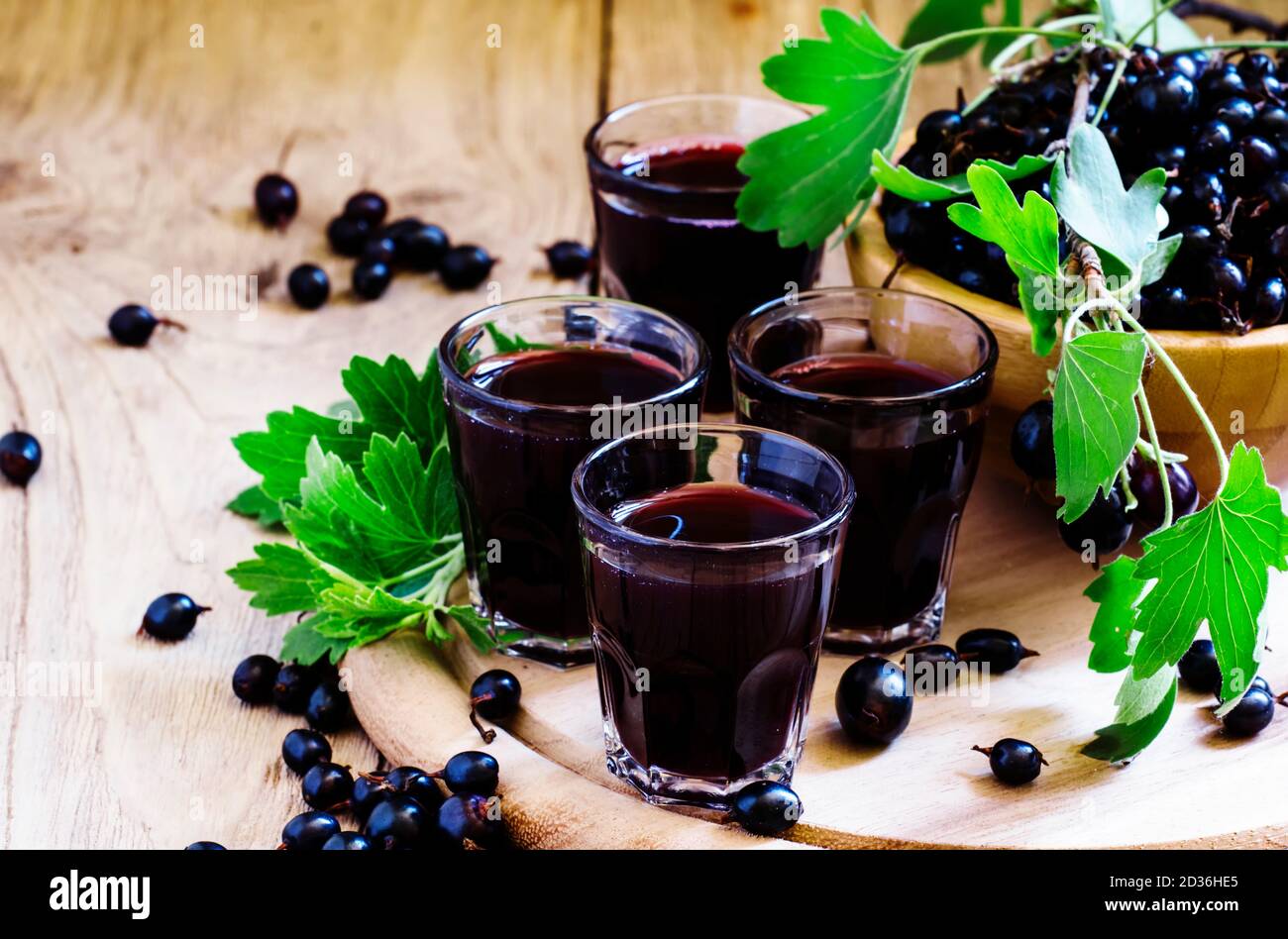 Succo di ribes nero in vetro, fuoco selettivo Foto Stock