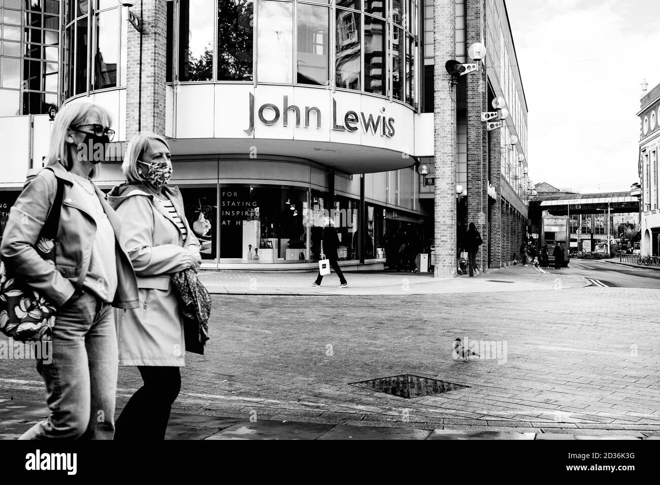 Londra UK Ottobre 06 2020, Shoppers camminando accanto AD un grande magazzino John Lewis di High Street Foto Stock