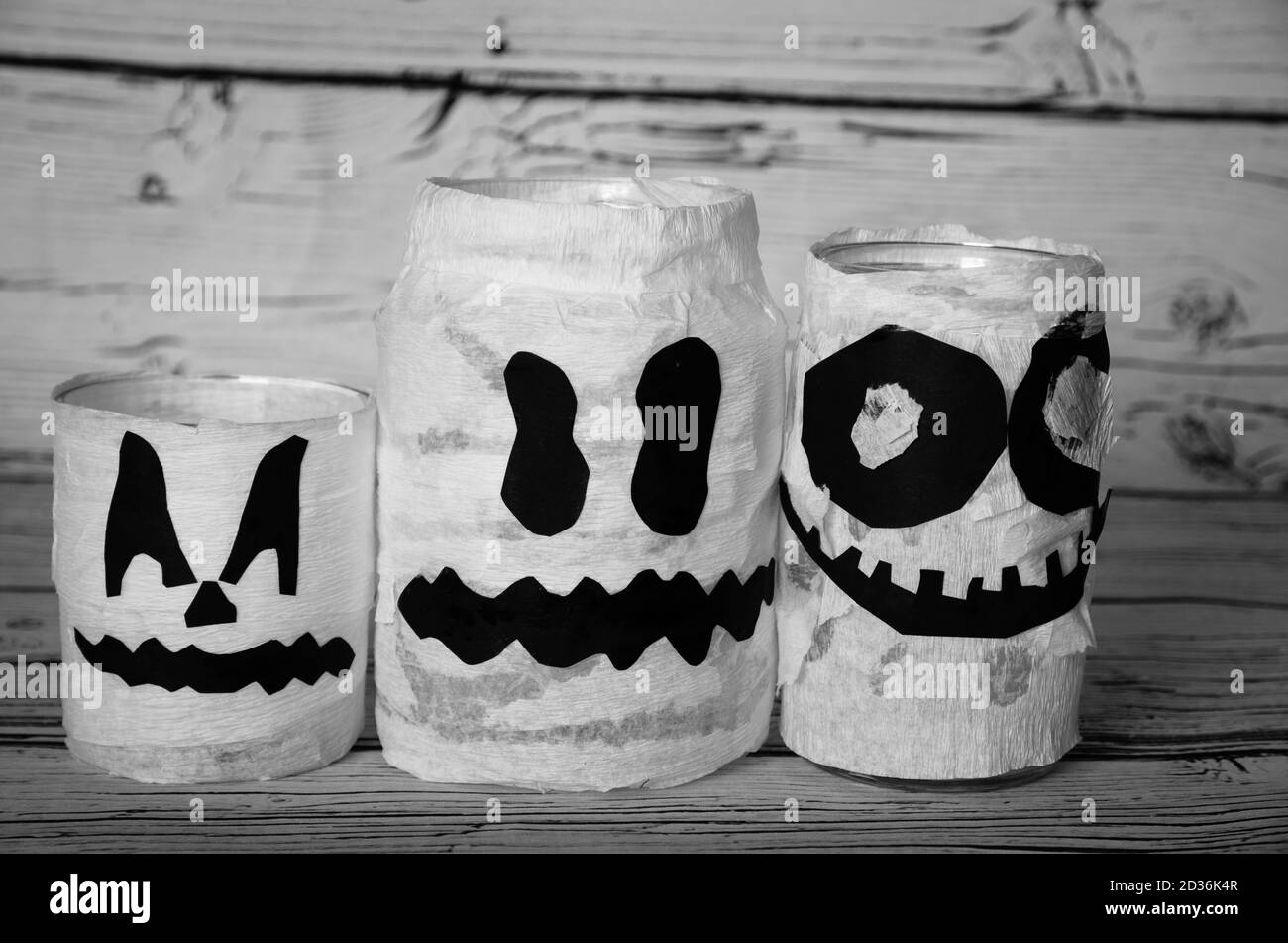 divertente decorazione fantasma artificiale halloween bianco fatto da carta e. vetro con candela bruciante all'interno Foto Stock