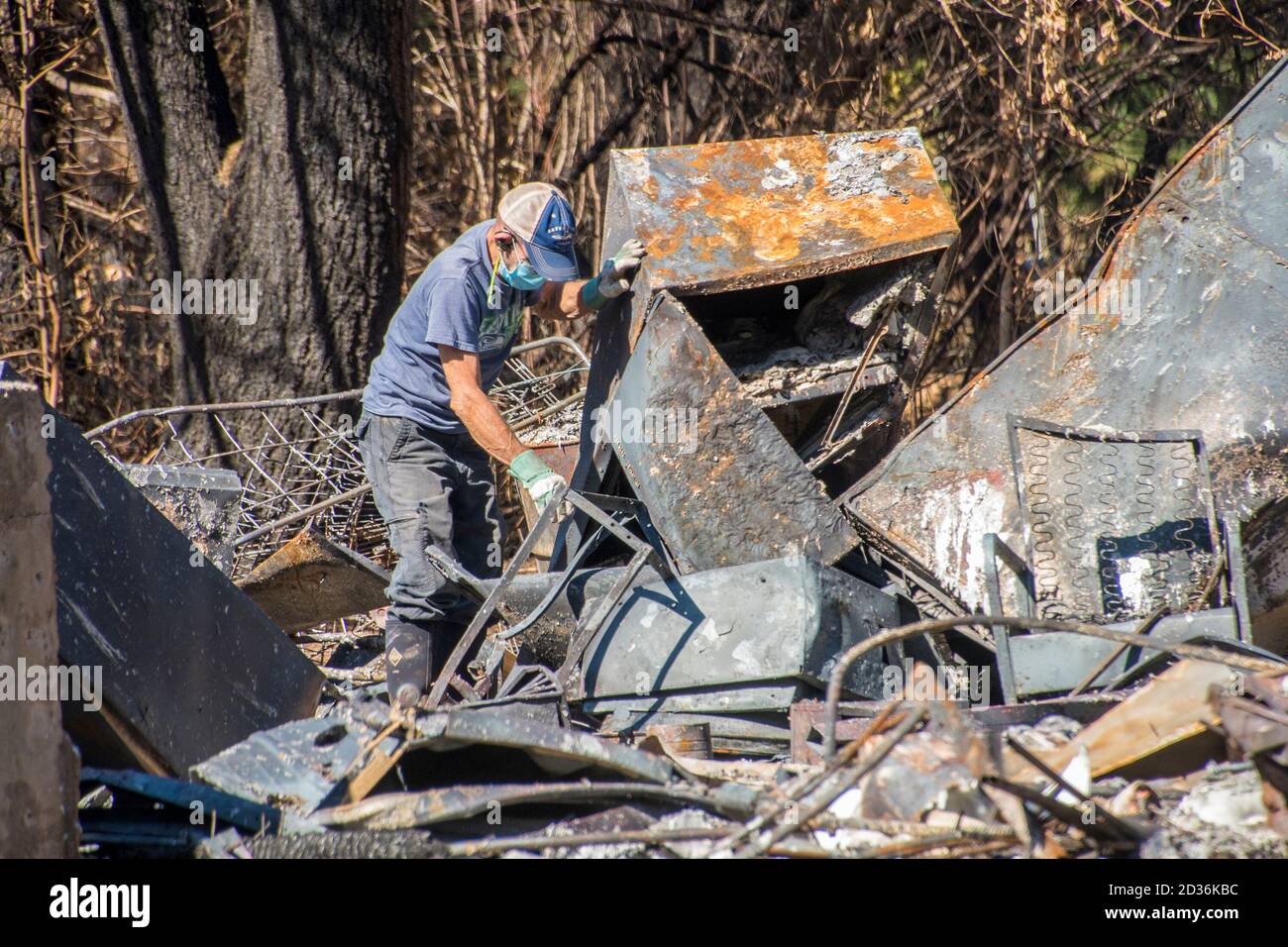 Cancelli, O, settembre 27 2020 Stati Uniti: Dopo un incendio corso attraverso la città di Gates O prima nel mese, huges quantità di acciaio attorcigliato e automobili bruciate può essere visto. Patsy Lynch/MediaPunch Foto Stock