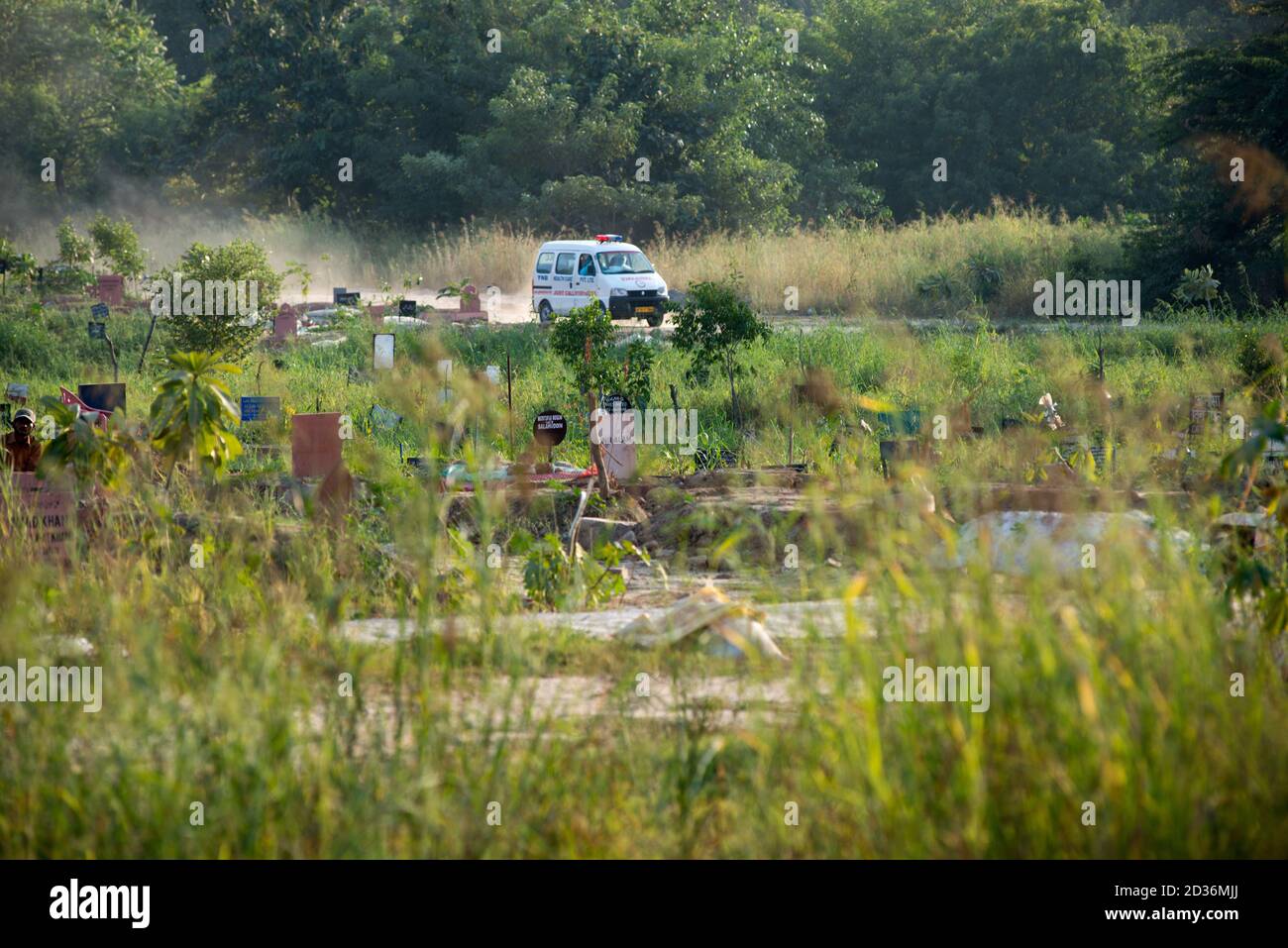 Un'ambulanza che trasporta i corpi degli uomini che sono morti dal coronavirus (COVID-19), arriva ad un cimitero per sepoltura.l'India ha ufficialmente segnalato 295,236 casi di conferma, casi recuperati 266,935 e morti 5,581 dalla pandemia del coronavirus. Foto Stock