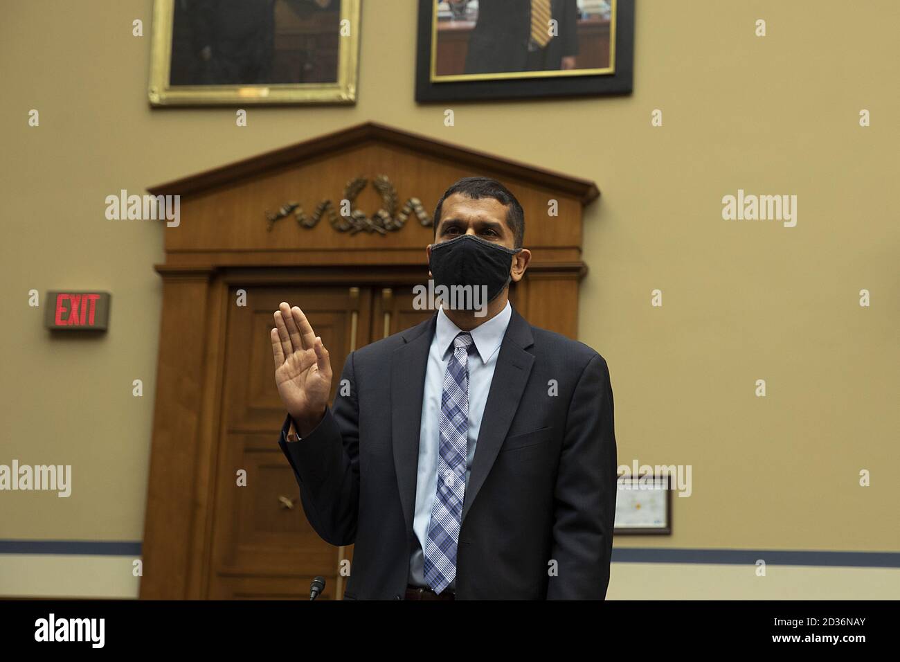 Washington, Stati Uniti. 07 ottobre 2020. Vijay A. D'Souza, direttore dell'Information Technology and Cybersecurity, Government Accountability Office, testimonia alla House Committee on Oversight and Reform on Capitol Hill mercoledì 7 ottobre 2020 a Washington, DC. Il commissario dell'IRS Charles Retig testimonia anche su una serie di questioni, tra cui la storia del New York Times che il presidente Donald Trump ha pagato poco o niente tasse federali. Foto della piscina di Tasos Katopodis/UPI Credit: UPI/Alamy Live News Foto Stock