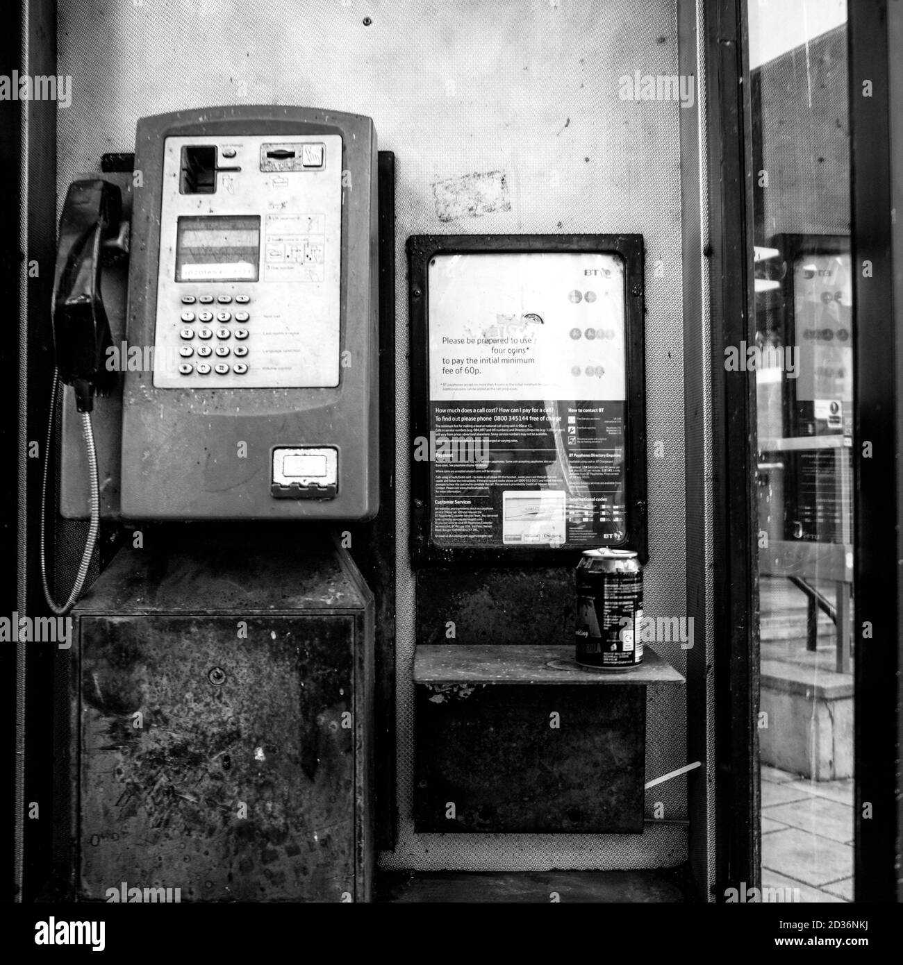Londra UK ottobre 06 2020, British Telecommunication o BT Public Telephone Box con una lattonata vuota di bevanda Foto Stock