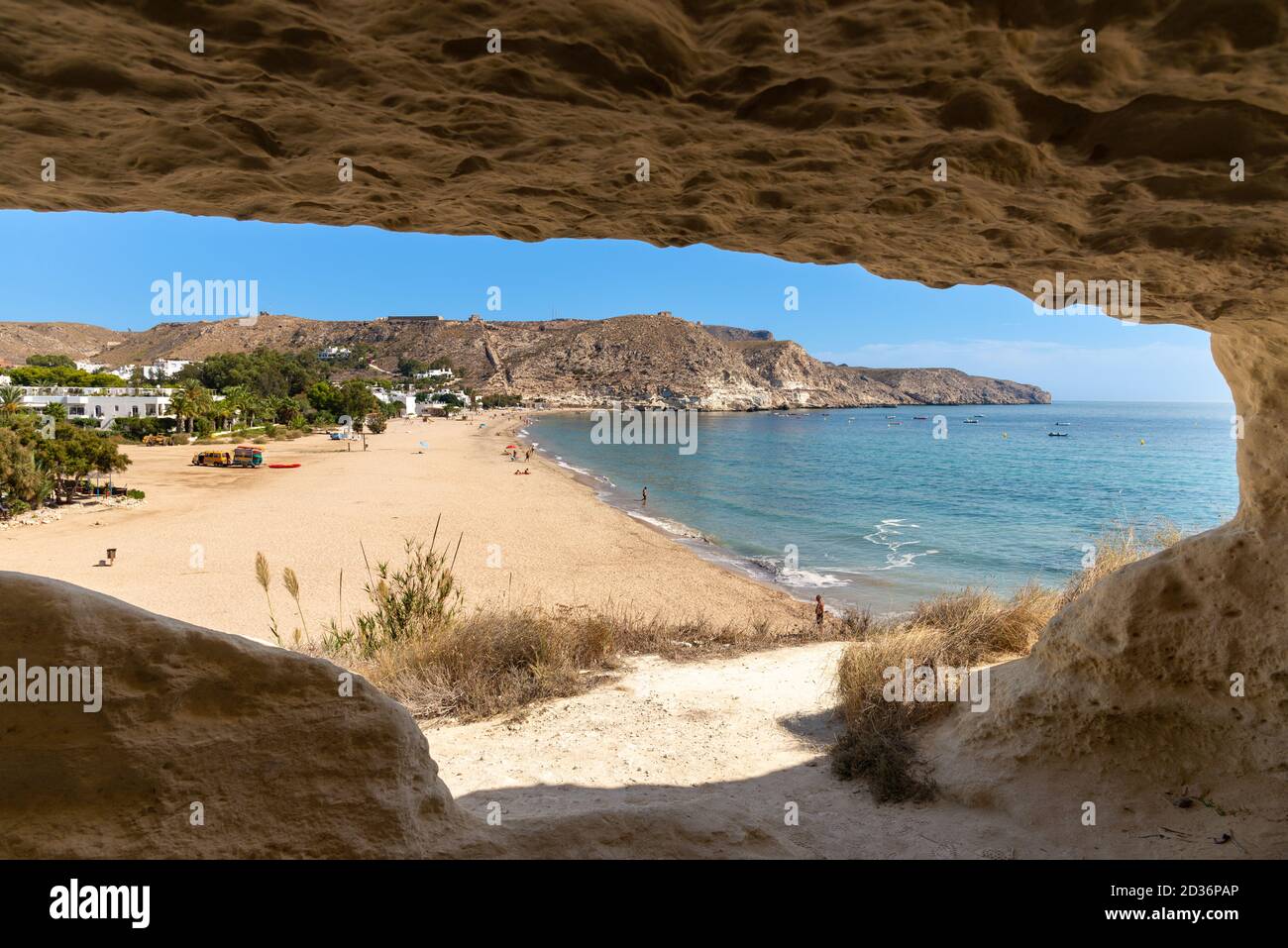 Playa Agua Amarga visto da una delle caverne nella roccia, Cabo de Gata-Nijar, Andalusia, Spagna Foto Stock