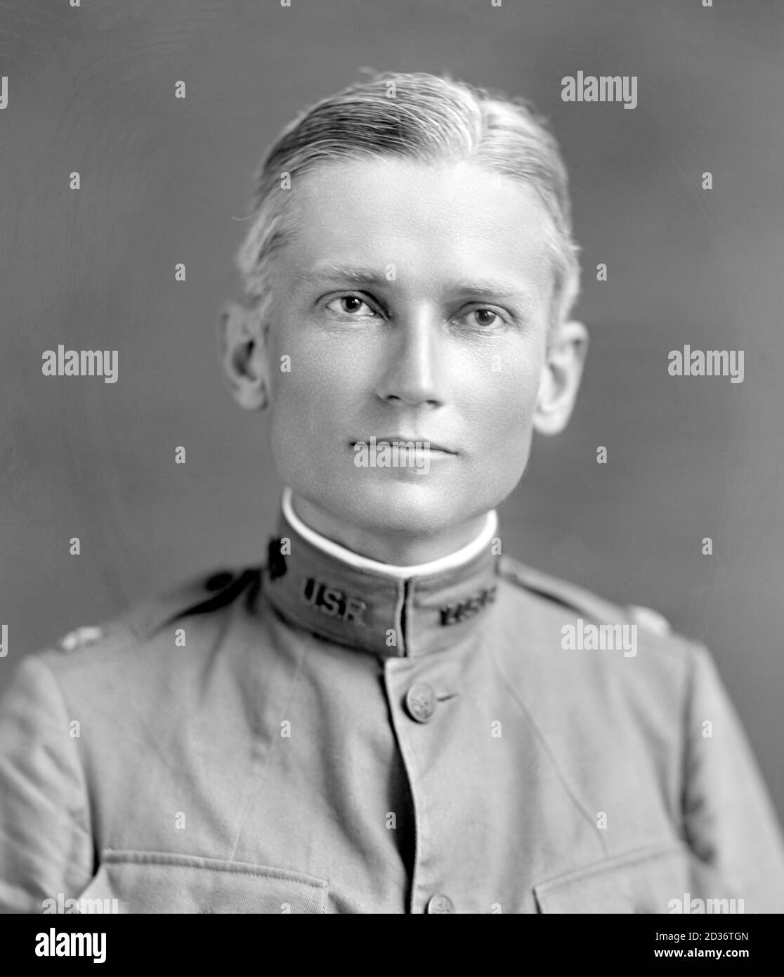 Hiram Bingham. Ritratto di Hiram Bingham III (1875-1956) i c.1917, quando era un maggiore nell'esercito degli Stati Uniti. Bingham era un accademico americano, esploratore e politico che ha reso pubblico l'esistenza della cittadella Inca di Machu Picchu nel 1911. Foto Stock Hiram Bingham. Ritratto di Hiram Bingham III (1875-1956) i c.1917, quando era un maggiore nell'esercito degli Stati Uniti. Bingham era un accademico americano, esploratore e politico che ha reso pubblico l'esistenza della cittadella Inca di Machu Picchu nel 1911. Foto Stock