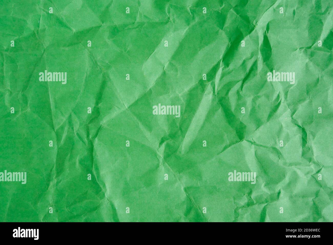 Carta verde sgualcita, sfondo astratto vuoto, spazio di copia Foto Stock