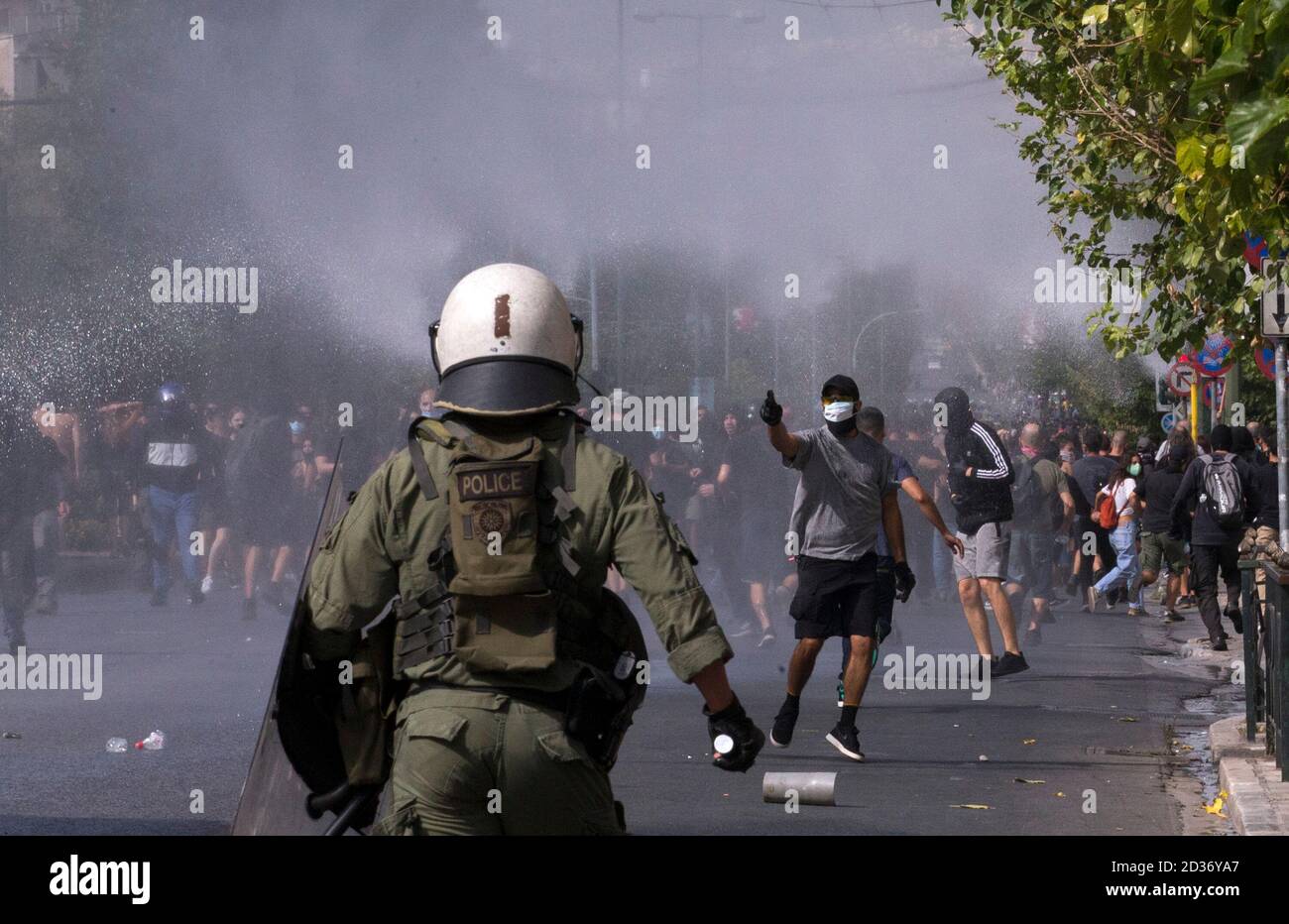 Atene, Grecia. 7 Ott 2020. I manifestanti si scontrano con la polizia antisommossa ad Atene, in Grecia, il 7 ottobre 2020. Mercoledì un tribunale greco ha stabilito che la leadership e i membri del partito ultrariddesto Golden Dawn (GD-Chryssi Avghi in greco), il terzo più grande partito politico del parlamento fino allo scorso anno, sono colpevoli di operare come organizzazione criminale, ha riferito l'emittente nazionale greca ERT. Credit: Marios Lolos/Xinhua/Alamy Live News Foto Stock