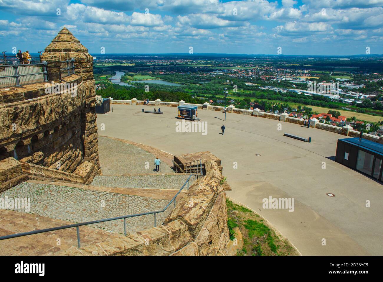 Porta Westfalica, Germania - Giugno 22 2020: Scenografico paesaggio tedesco a Weserbergland. Vista dall'imperatore Guglielmo Monumento (Wittekindsberg) vicino alla città Foto Stock