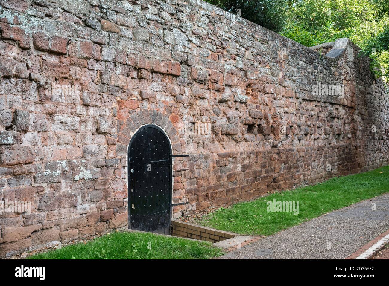 Exeter Wall, vista di una sezione delle mura medievali della città di Exeter, Devon, Inghilterra sud-occidentale, Regno Unito Foto Stock