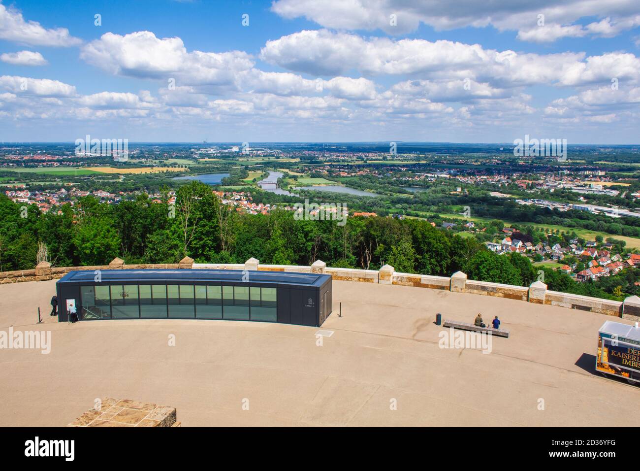 Porta Westfalica, Germania - Giugno 22 2020: Scenografico paesaggio tedesco a Weserbergland. Vista dall'imperatore Guglielmo Monumento (Wittekindsberg) vicino alla città Foto Stock