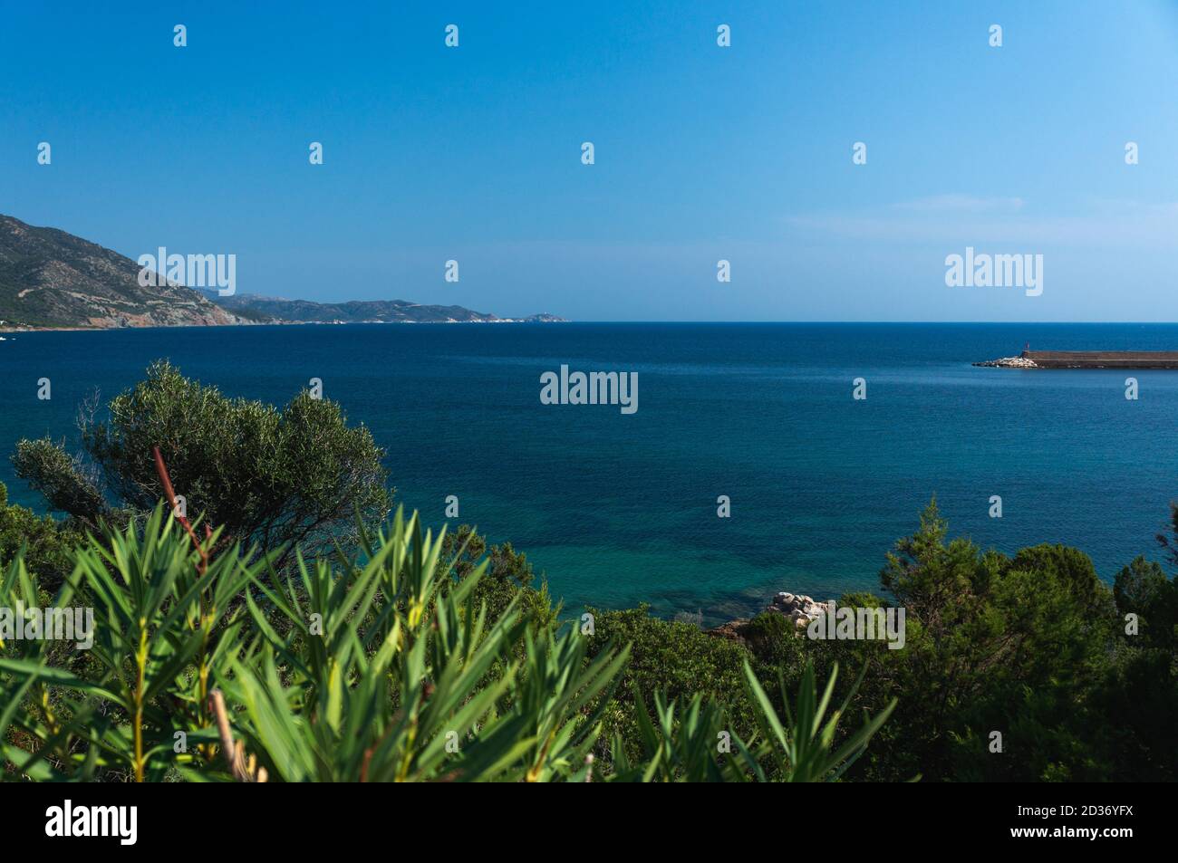 mare mediterraneo cristallino sotto il cielo blu. Marina di Teulada Foto Stock