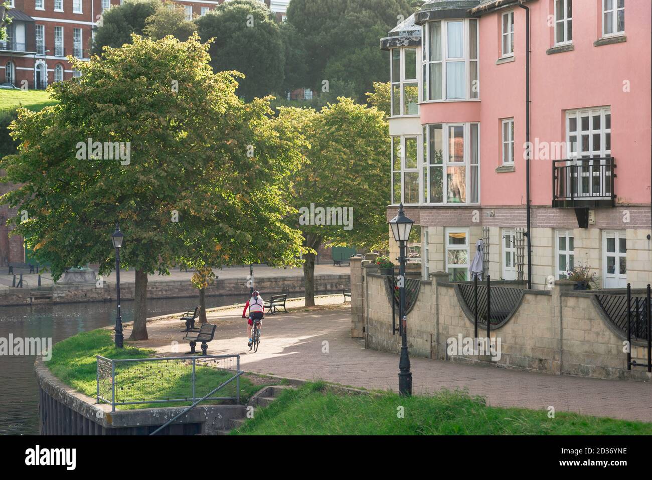 Exeter ciclismo Devon, vista in estate di un uomo in bicicletta lungo la zona del lungomare Quay a Exeter, Devon, Inghilterra sud-occidentale, Regno Unito Foto Stock